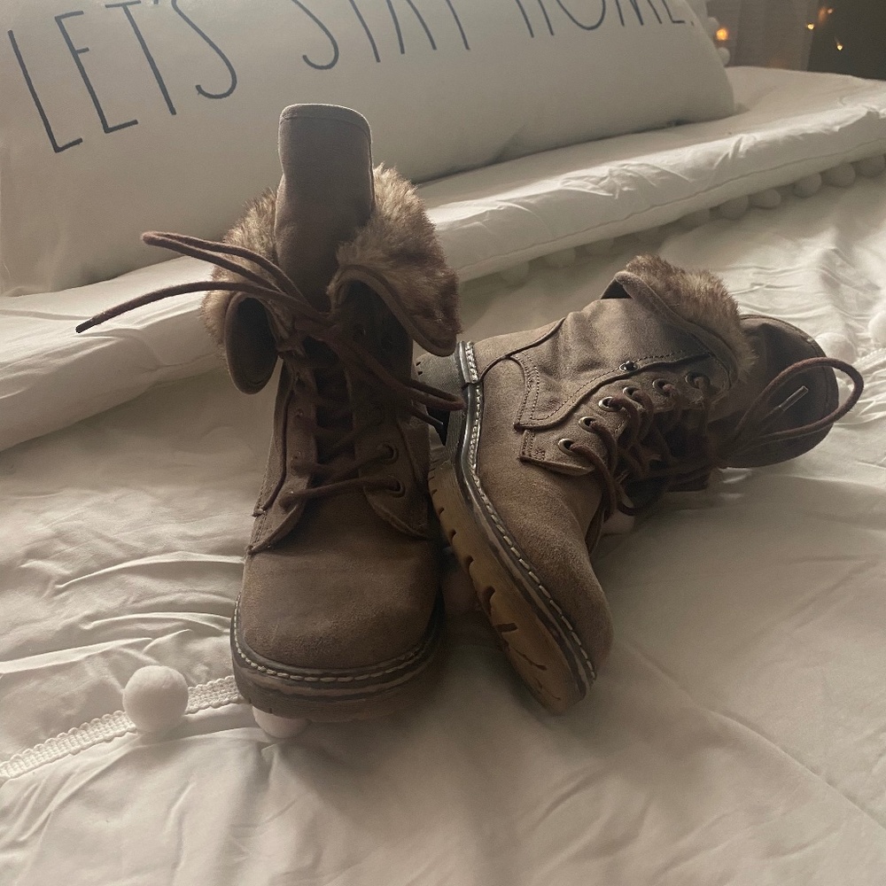 Suede Boots with Faux Fur